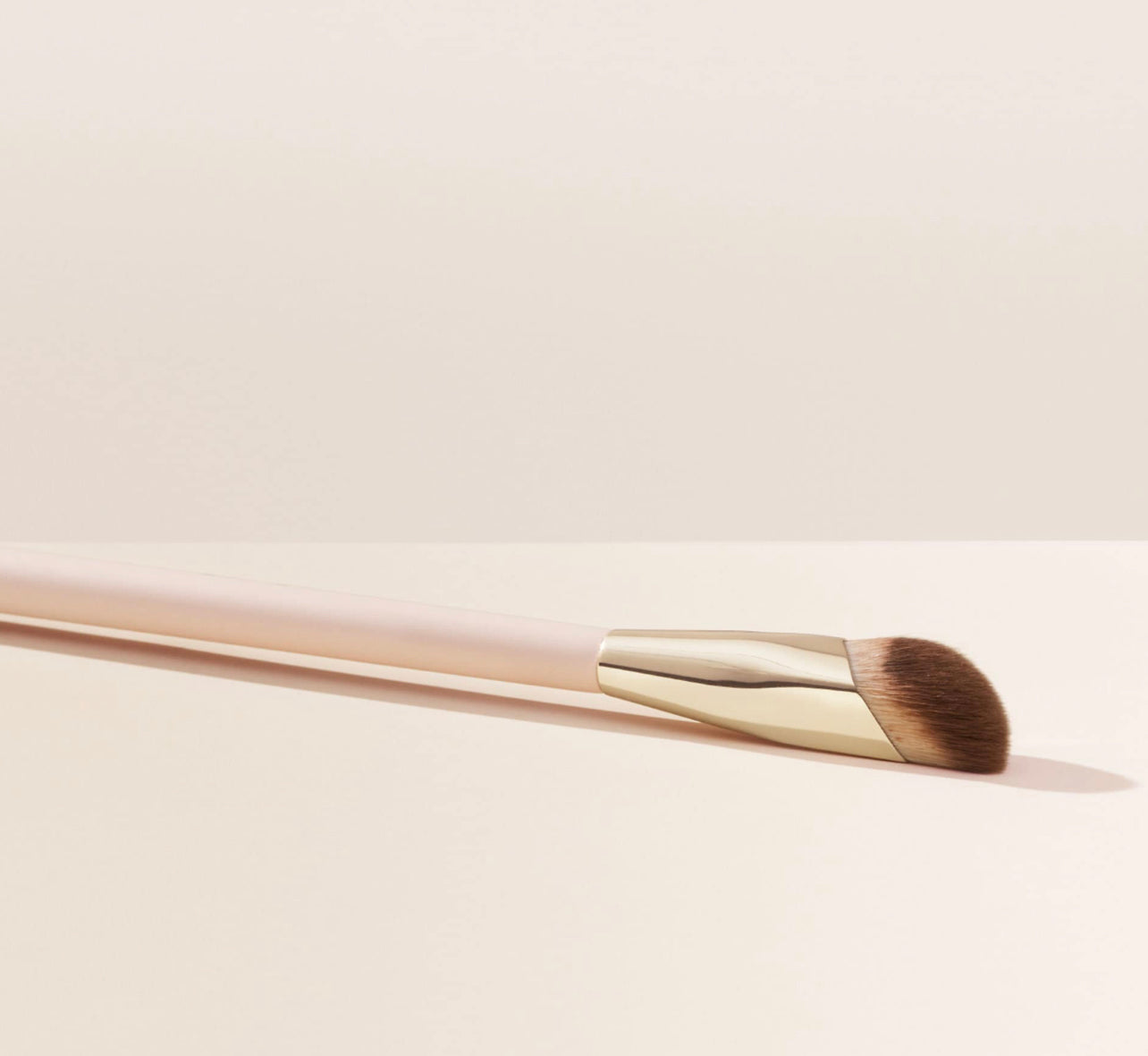 Rare Beauty by Selena Gomez Liquid Touch Concealer Brush brocha para corrector