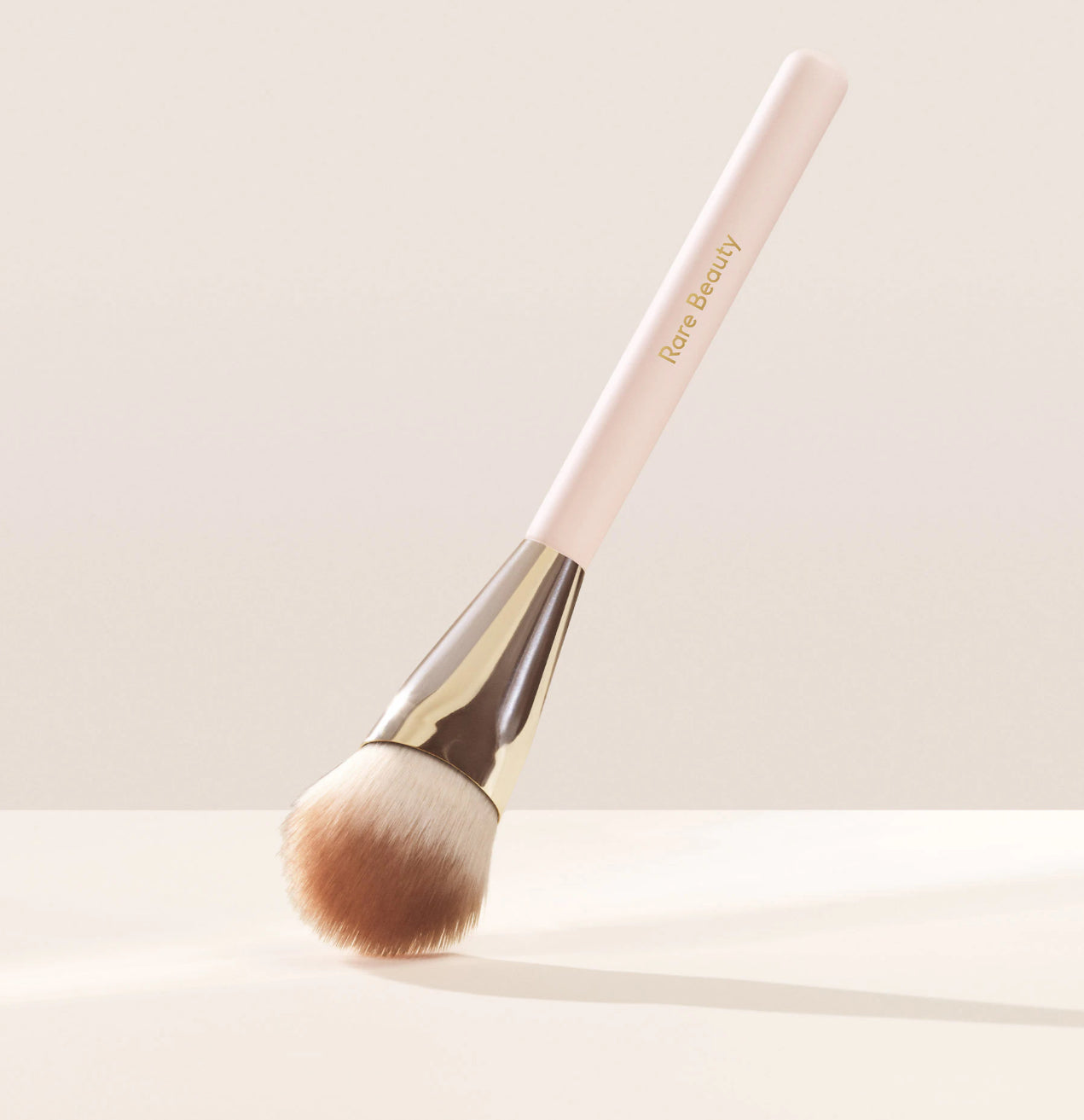 Soft Pinch Blush Brush brocha para rubor Rare Beauty