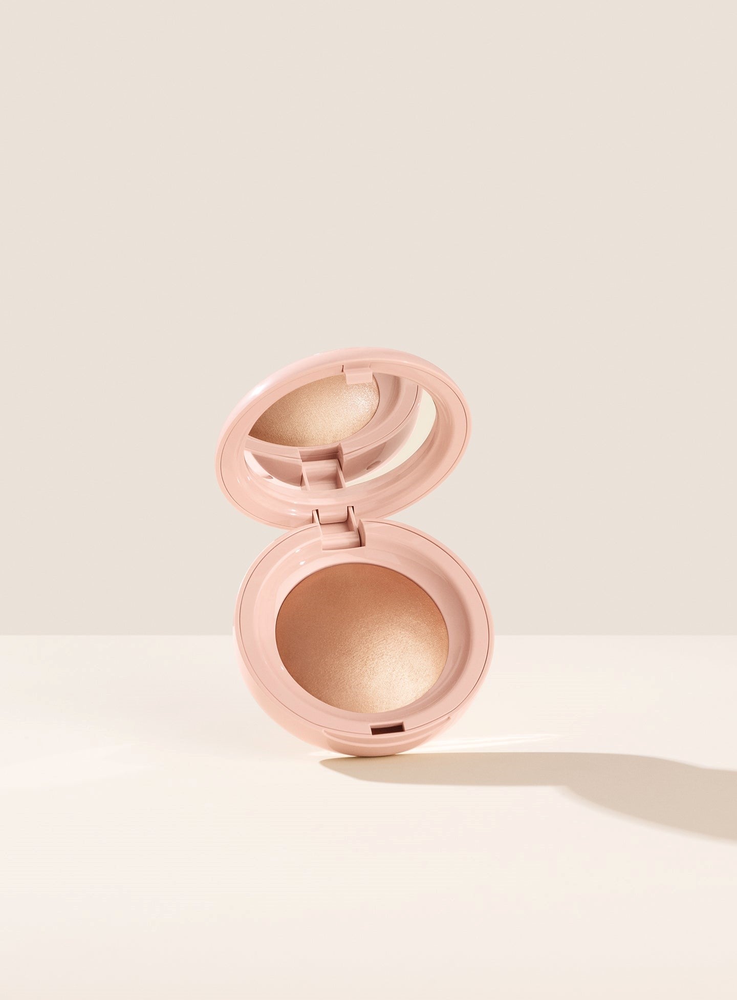 Positive Light Silky Touch Highlighter Rare Beauty iluminador en polvo