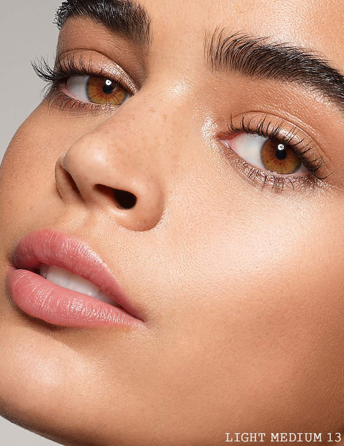 PAT McGRATH LABS 
Skin Fetish: Sublime Perfection Weightless Foundation base de maquillaje