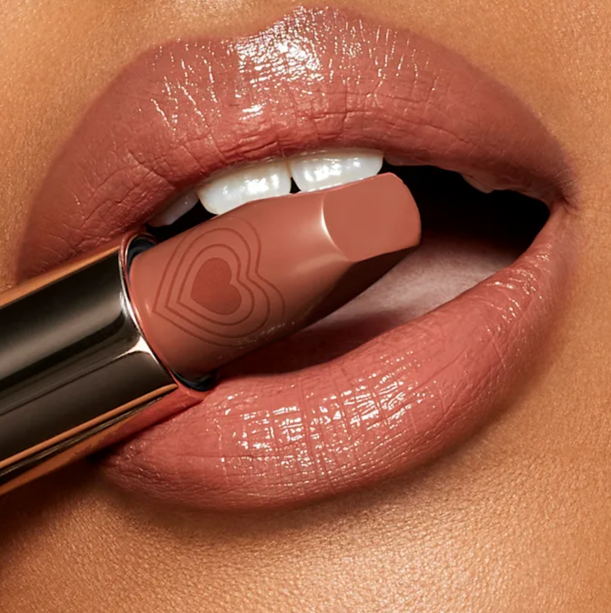 K.I.S.S.I.N.G NUDE ROMANCE Charlotte Tilbury