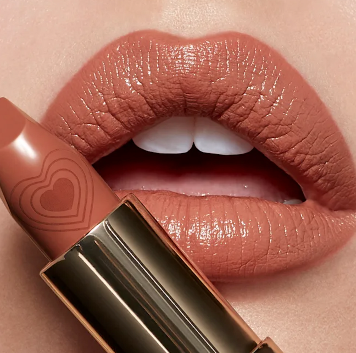 K.I.S.S.I.N.G NUDE ROMANCE Charlotte Tilbury