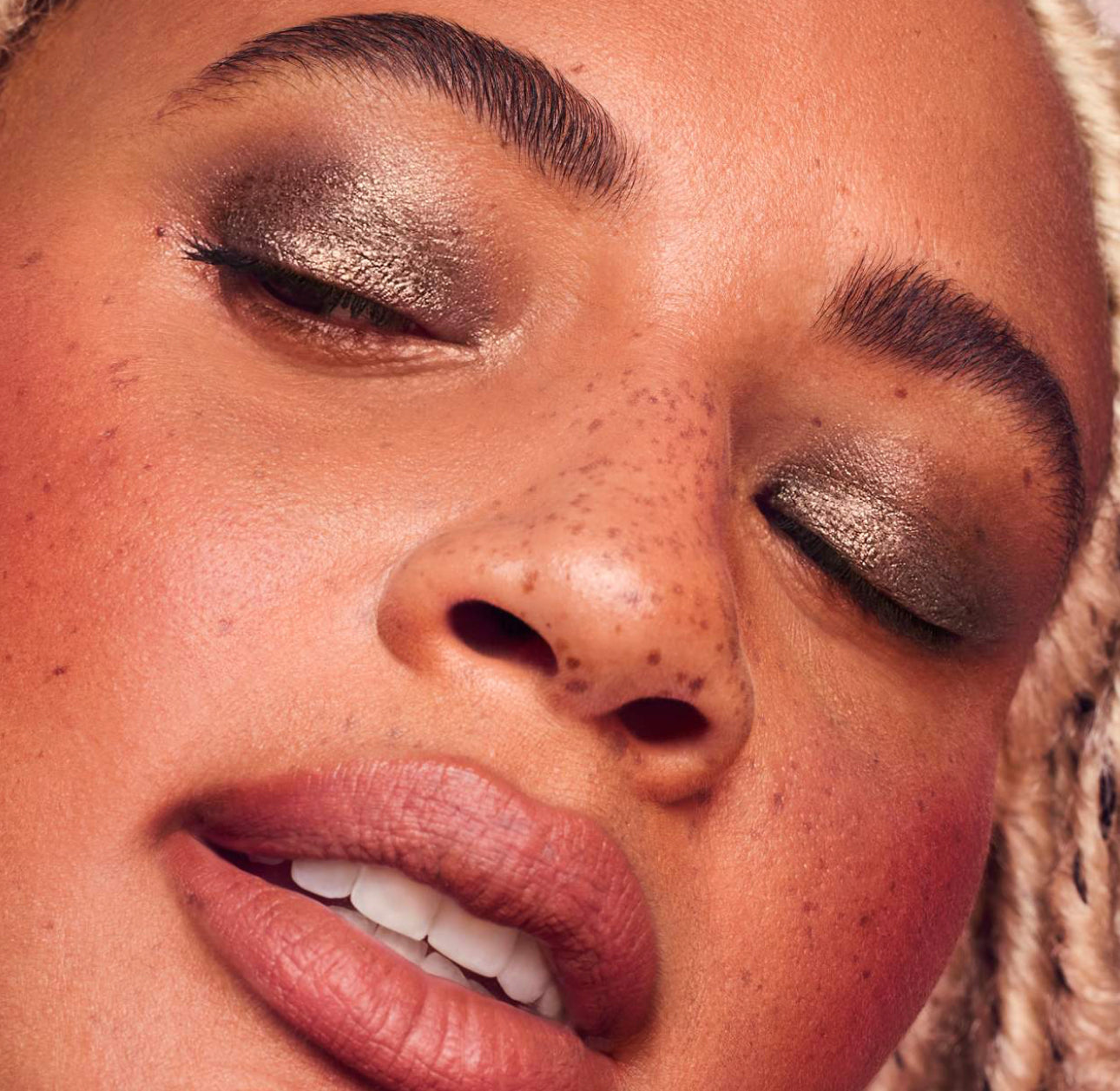 Rare Beauty by Selena Gomez
Selena's Essential Eye Duo Eyeshadow Stick & Mascara Set de mascara y sombra en barra