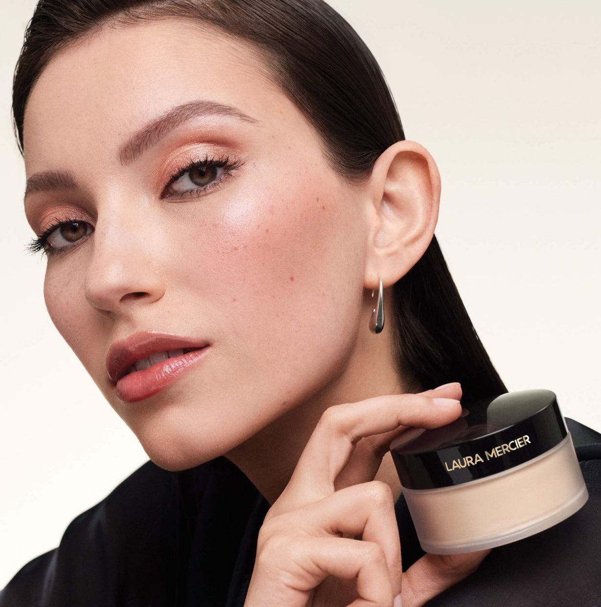 Laura Mercier 
Indulgent Icons Translucent Loose Powder & Velour Puff Duo Gift Set