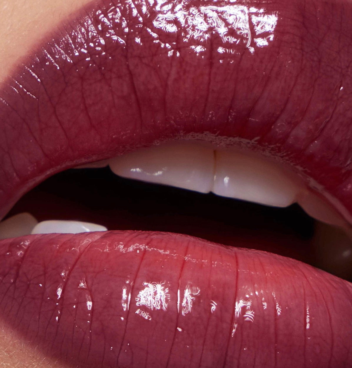 REFY 
Lip Gloss with Hyaluronic Acid
