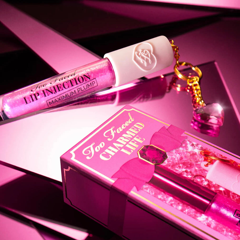 Charmed Life Set: Maximum Plump Lip Gloss & Key Chain Brillo de labios Too Faced